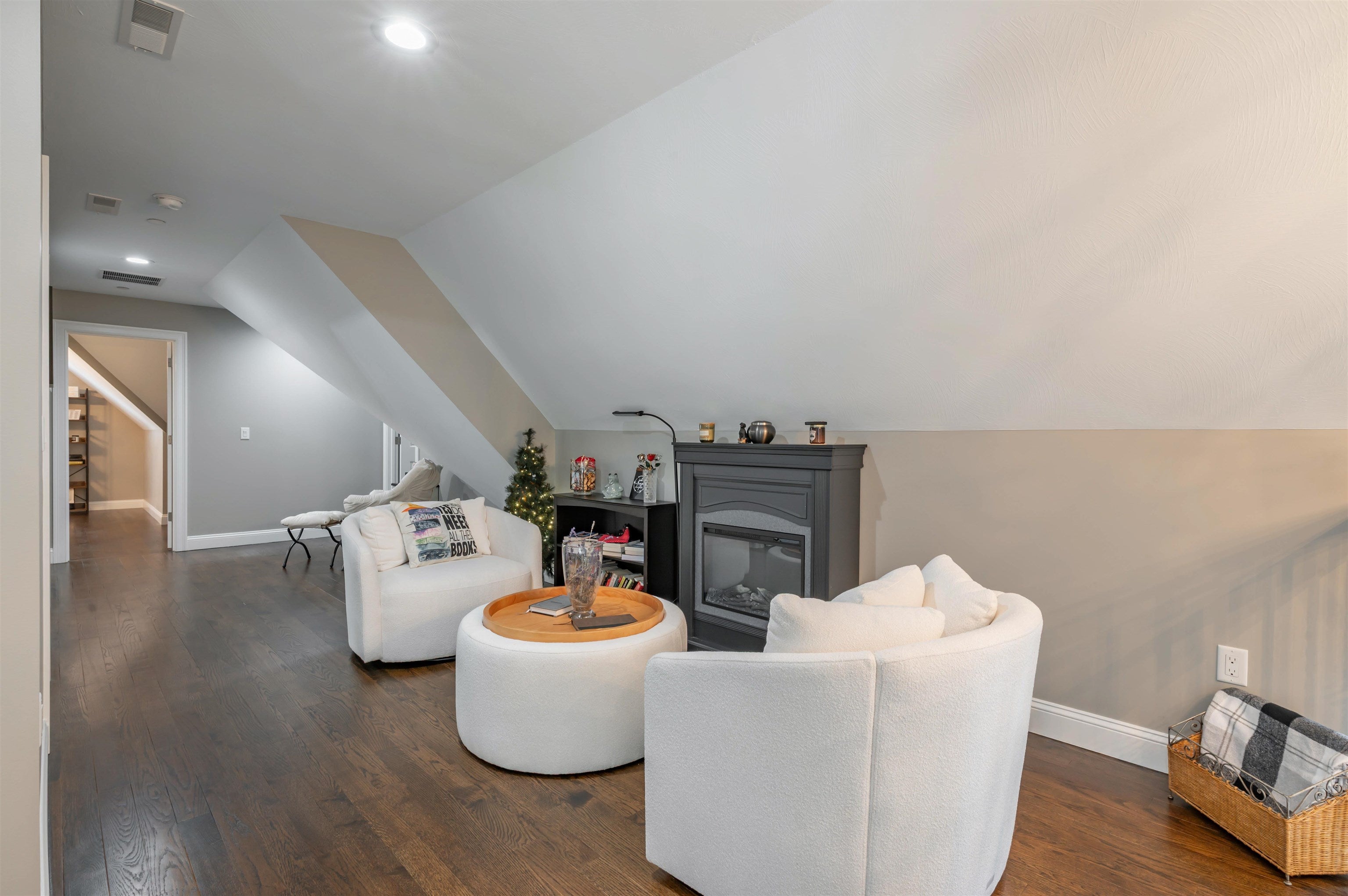Hollis, New Hampshire, 03049, United States, 4 Bedrooms Bedrooms, ,3 BathroomsBathrooms,Residential,Active,1927665