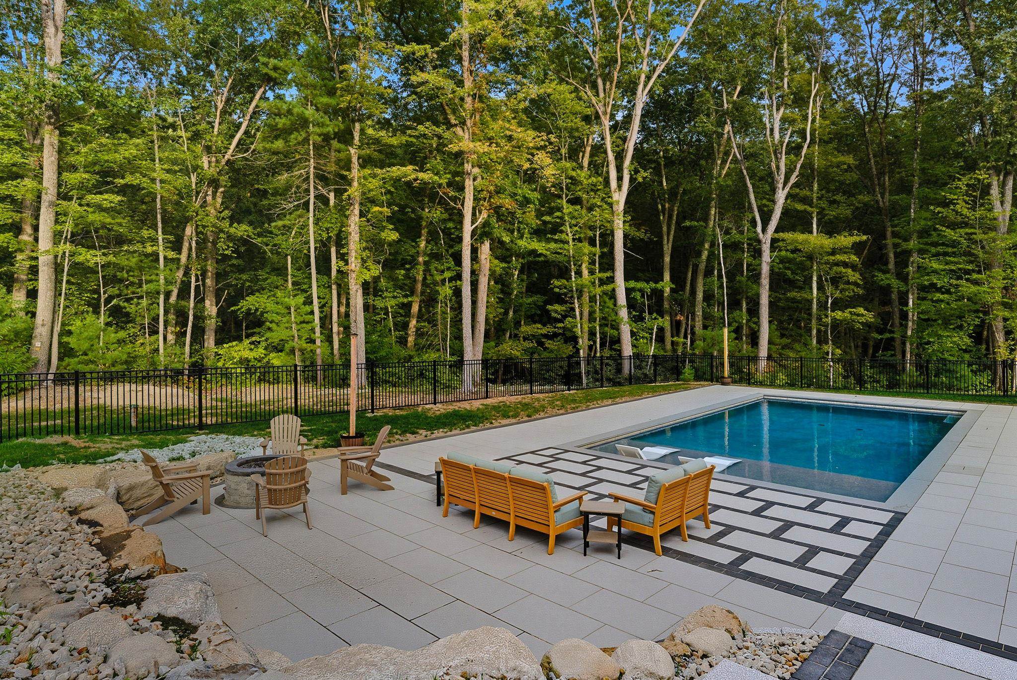 Hollis, New Hampshire, 03049, United States, 4 Bedrooms Bedrooms, ,3 BathroomsBathrooms,Residential,Active,1945249