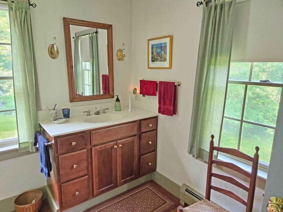 Hartford, Vermont, 05001, United States, 4 Bedrooms Bedrooms, ,4 BathroomsBathrooms,Residential,Active,1941371