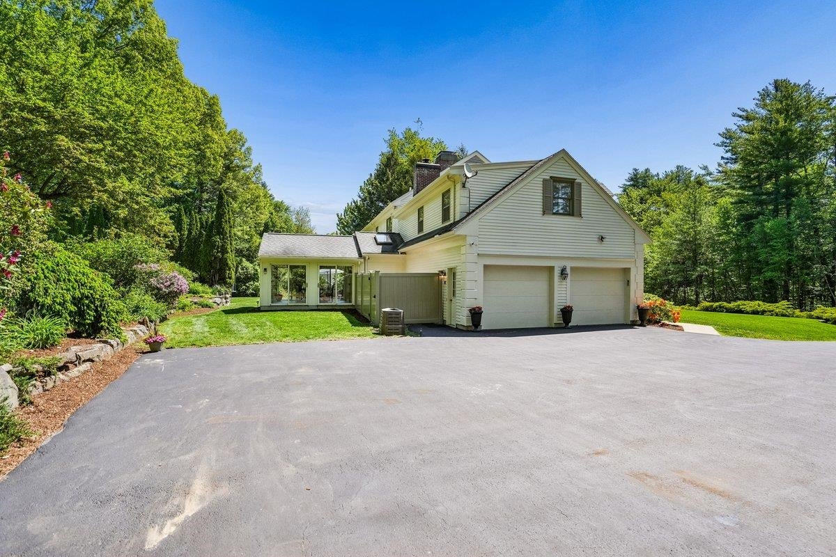 Bedford, New Hampshire, 03110, United States, 5 Bedrooms Bedrooms, ,6 BathroomsBathrooms,Residential,Pending,2051967