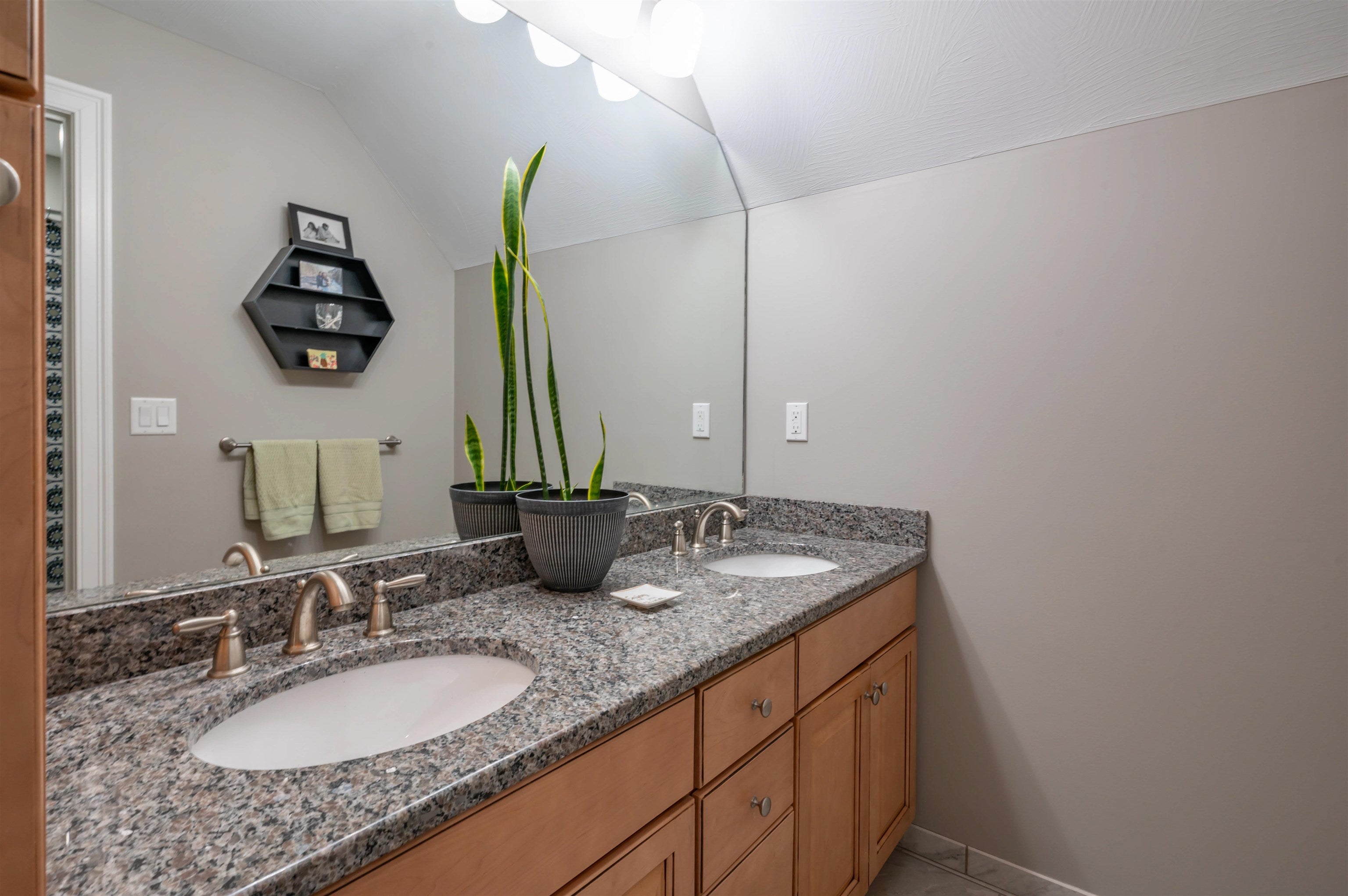 Hollis, New Hampshire, 03049, United States, 4 Bedrooms Bedrooms, ,3 BathroomsBathrooms,Residential,Active,1927665