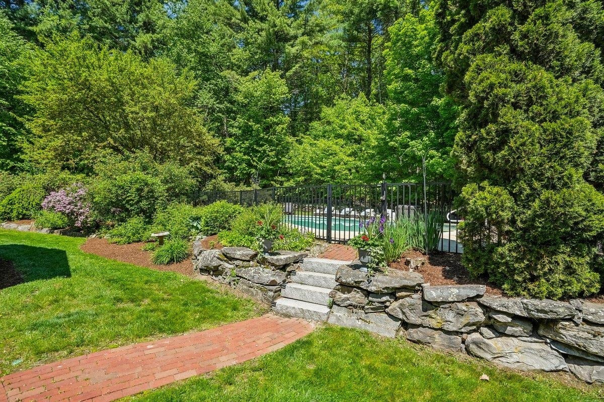 Bedford, New Hampshire, 03110, United States, 5 Bedrooms Bedrooms, ,6 BathroomsBathrooms,Residential,Pending,2051967