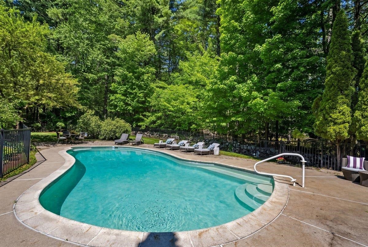 Bedford, New Hampshire, 03110, United States, 5 Bedrooms Bedrooms, ,6 BathroomsBathrooms,Residential,Pending,2051967