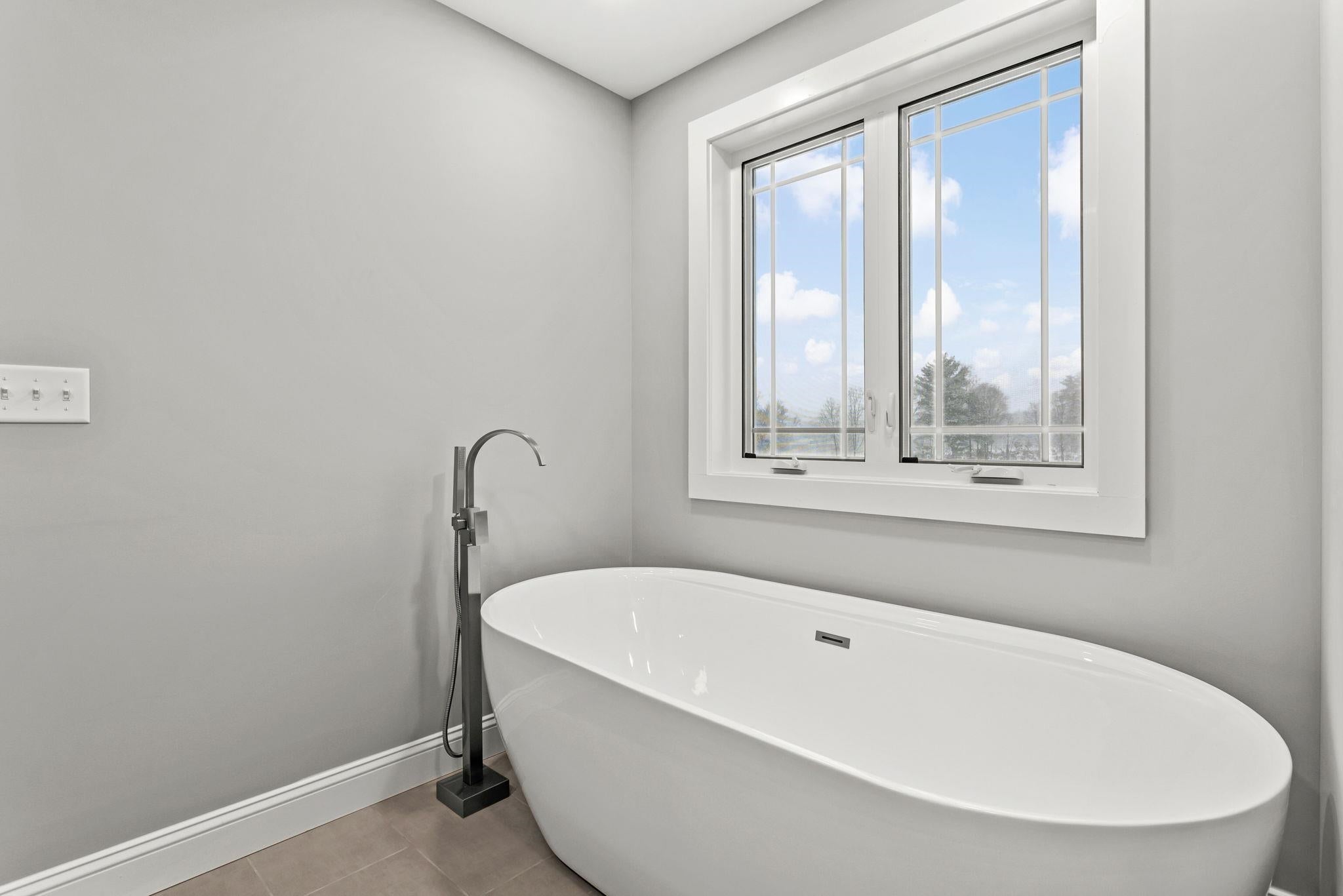 Auburn, New Hampshire, 03032, United States, 4 Bedrooms Bedrooms, ,4 BathroomsBathrooms,Residential,Active,2001063