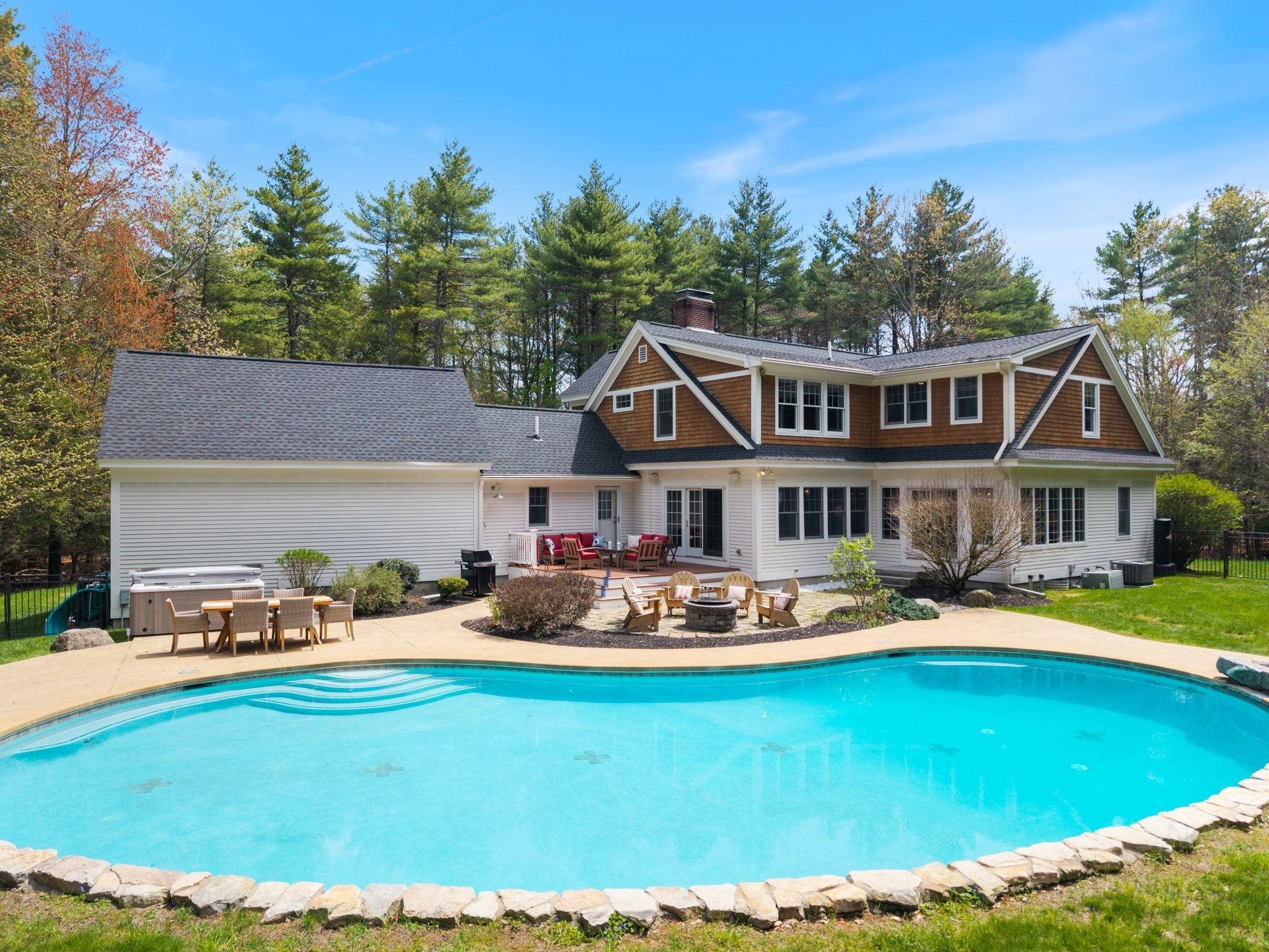 Stratham, New Hampshire, 03885, United States, 4 Bedrooms Bedrooms, ,4 BathroomsBathrooms,Residential,Active,2045550