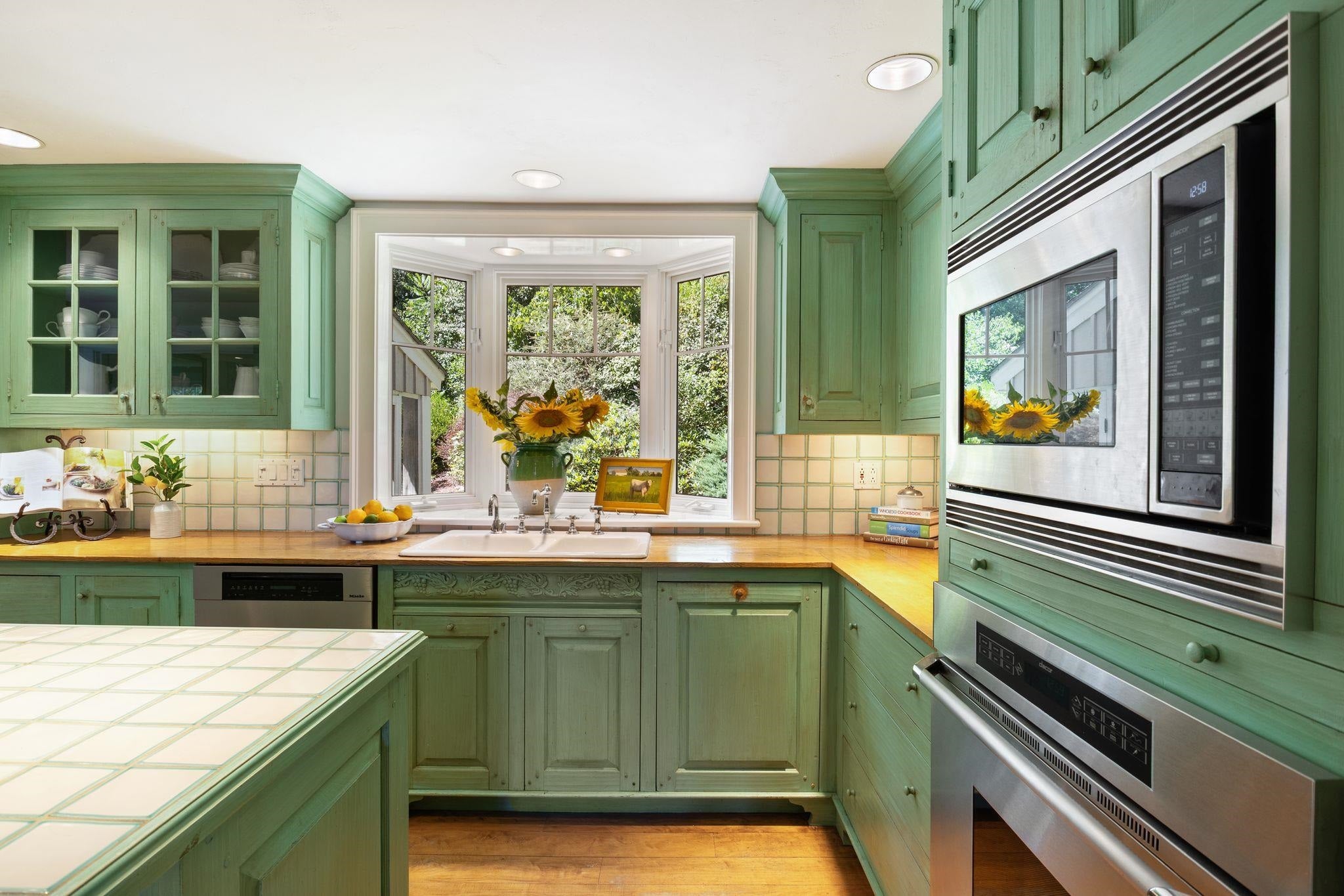 Hampton Falls, New Hampshire, 03844, United States, 4 Bedrooms Bedrooms, ,4 BathroomsBathrooms,Residential,Pending,2006809