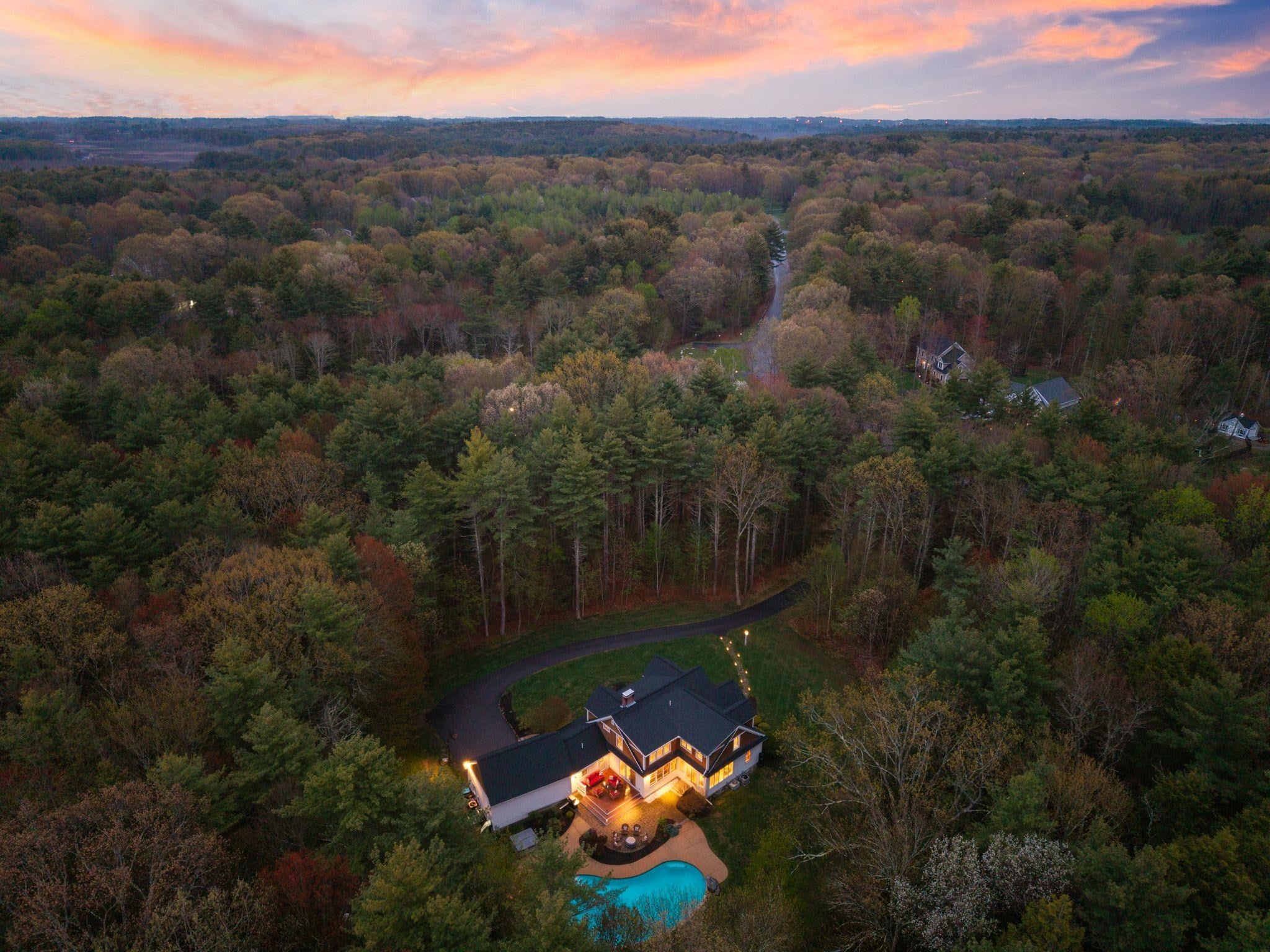 Stratham, New Hampshire, 03885, United States, 4 Bedrooms Bedrooms, ,4 BathroomsBathrooms,Residential,Active,2045550