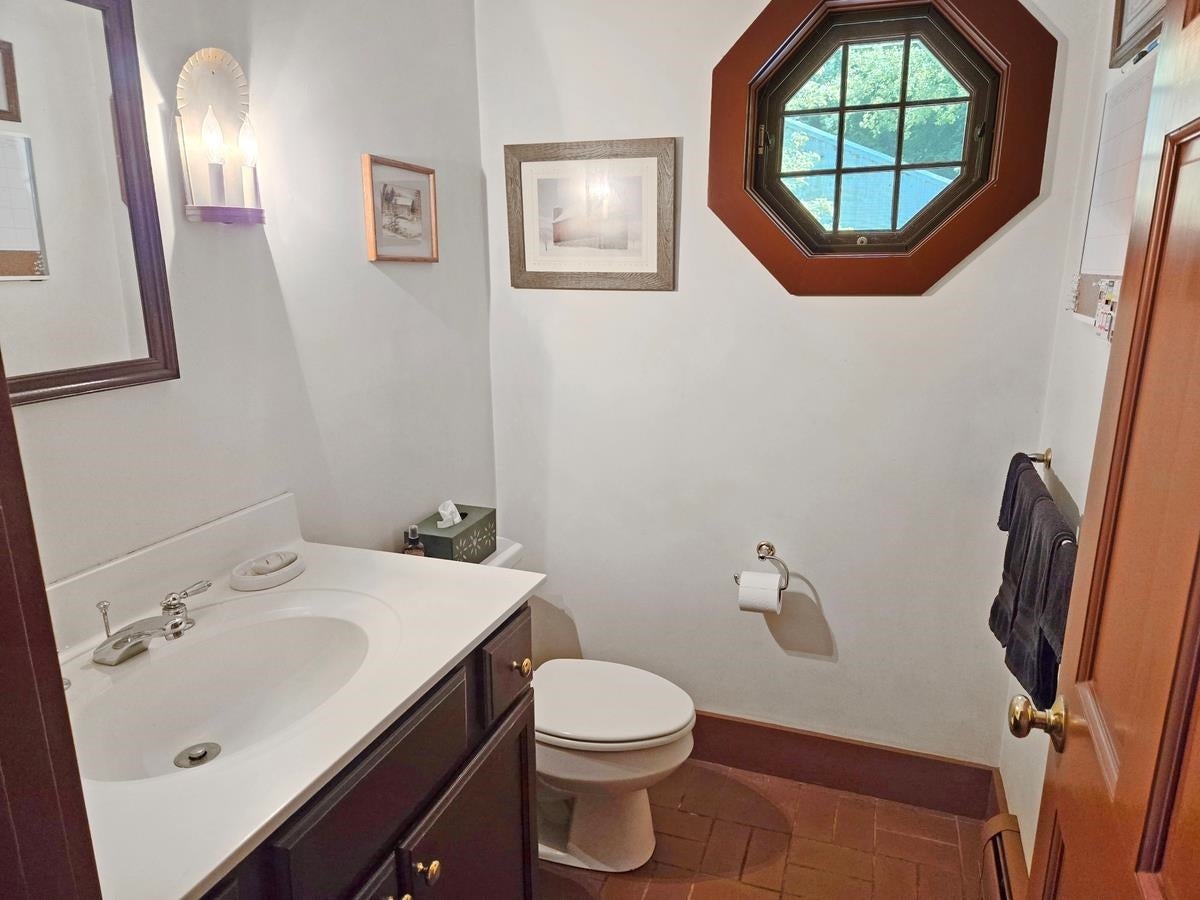 Hartford, Vermont, 05001, United States, 4 Bedrooms Bedrooms, ,4 BathroomsBathrooms,Residential,Active,1941371