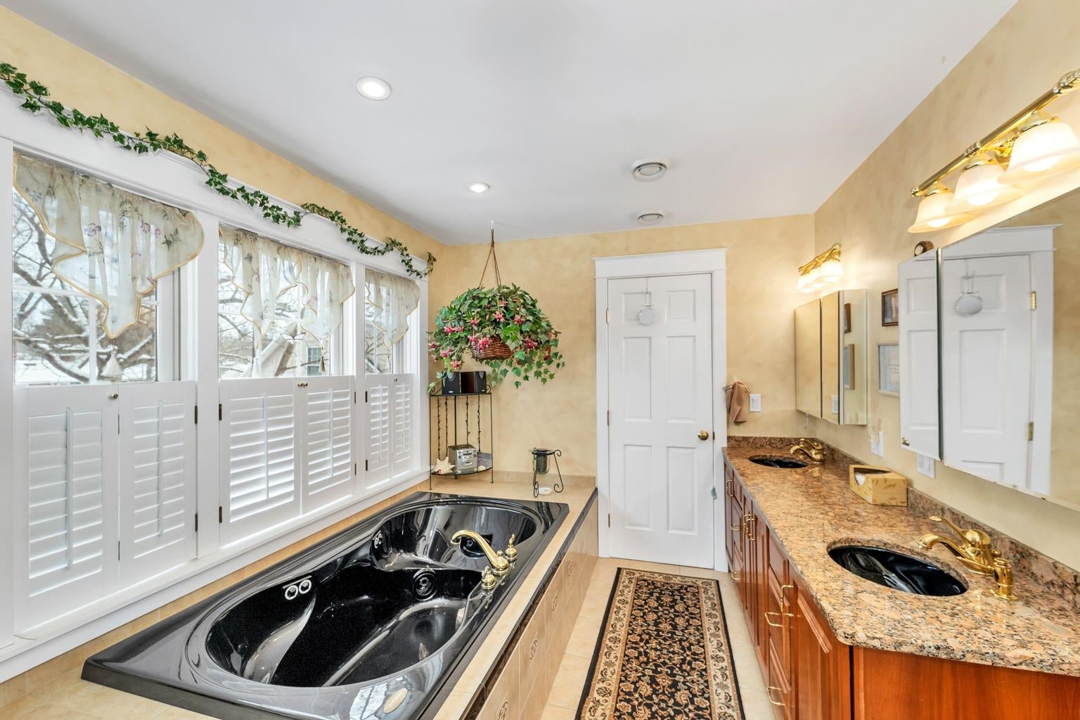 Laconia, New Hampshire, 03246, United States, 4 Bedrooms Bedrooms, ,4 BathroomsBathrooms,Residential,Active,1704917