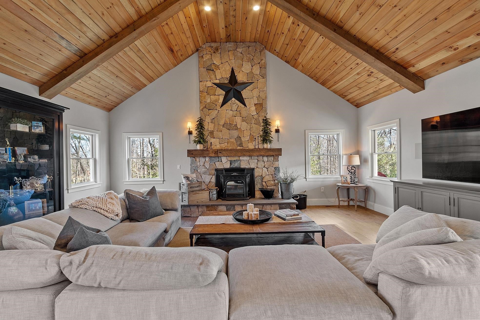 Hollis, New Hampshire, 03049, United States, 4 Bedrooms Bedrooms, ,3 BathroomsBathrooms,Residential,Active,1739736