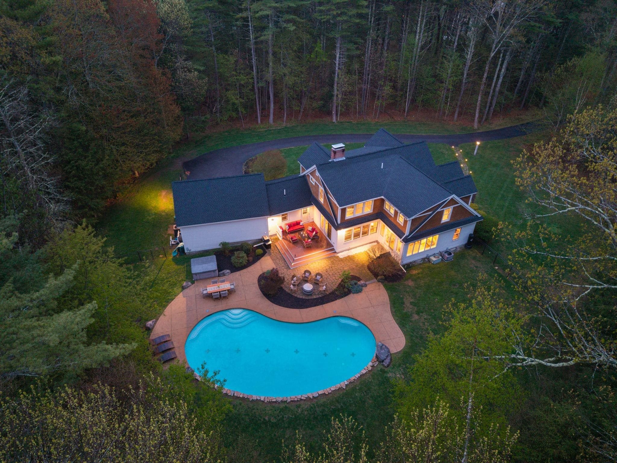 Stratham, New Hampshire, 03885, United States, 4 Bedrooms Bedrooms, ,4 BathroomsBathrooms,Residential,Active,2045550