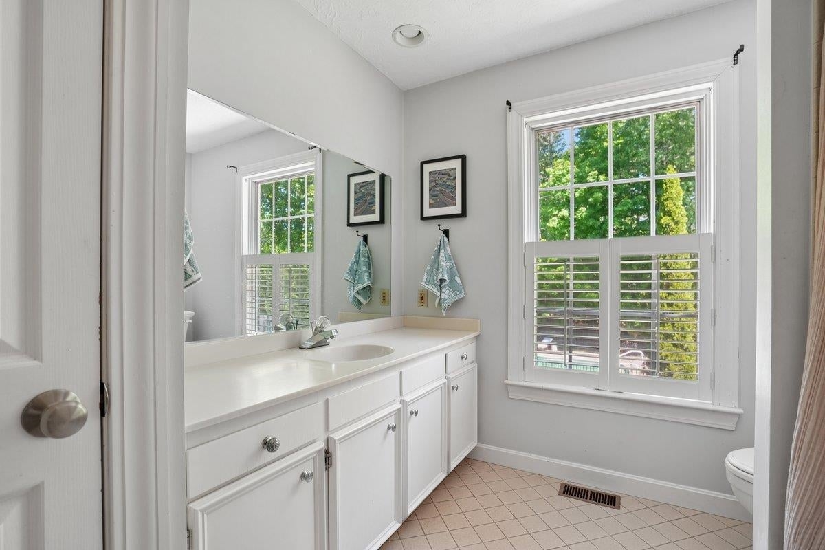 Bedford, New Hampshire, 03110, United States, 5 Bedrooms Bedrooms, ,6 BathroomsBathrooms,Residential,Pending,2051967