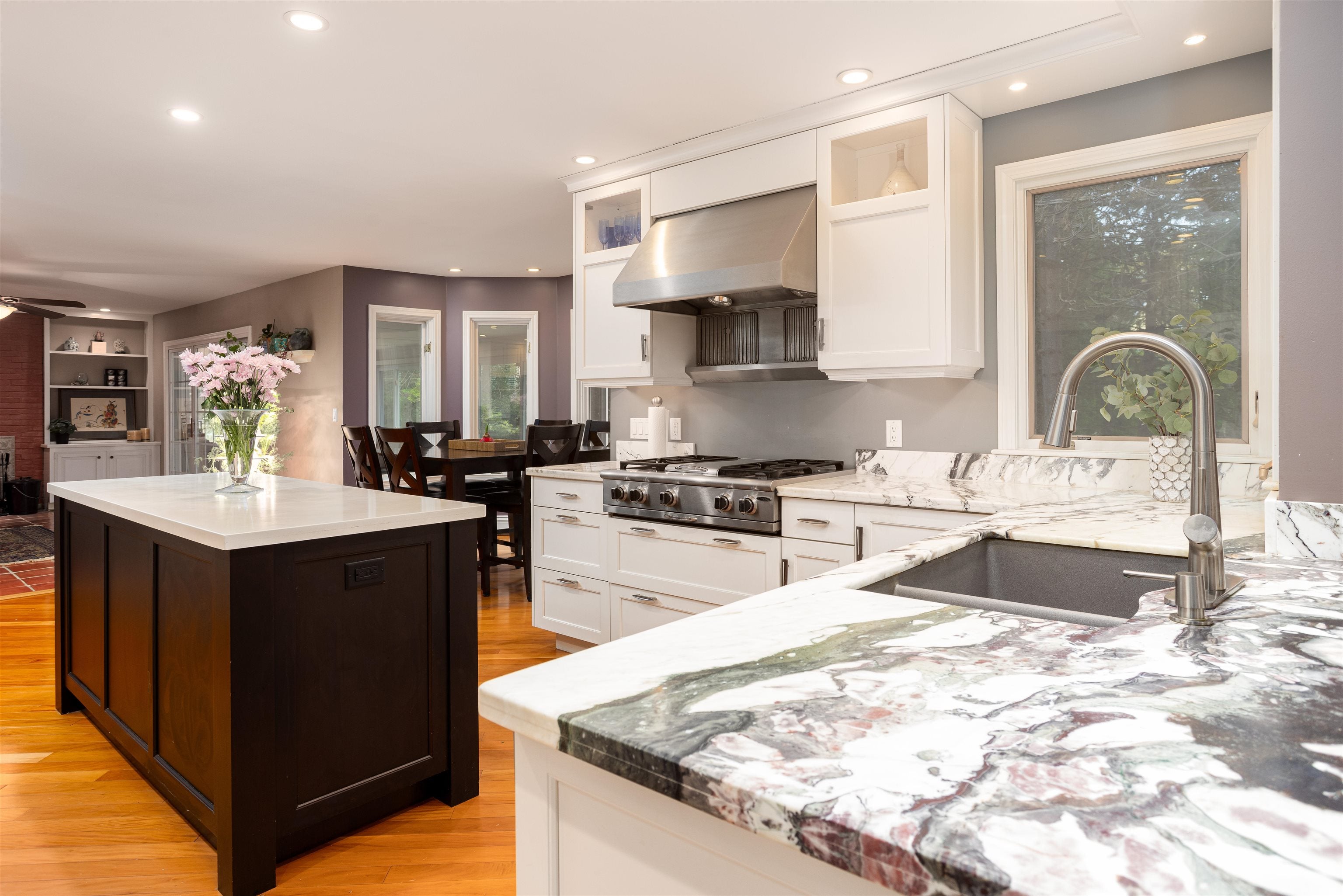 Shelburne, Vermont, 05482, United States, 3 Bedrooms Bedrooms, ,4 BathroomsBathrooms,Residential,Active,1962170