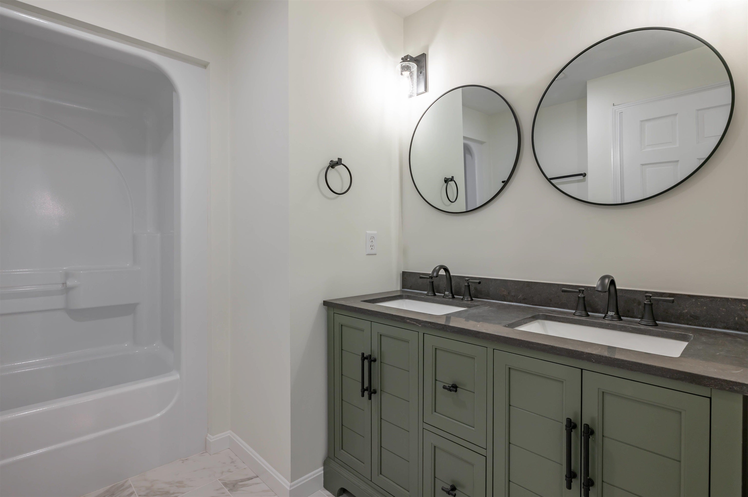 Salem, New Hampshire, 03079, United States, 4 Bedrooms Bedrooms, ,4 BathroomsBathrooms,Residential,Active,1953671