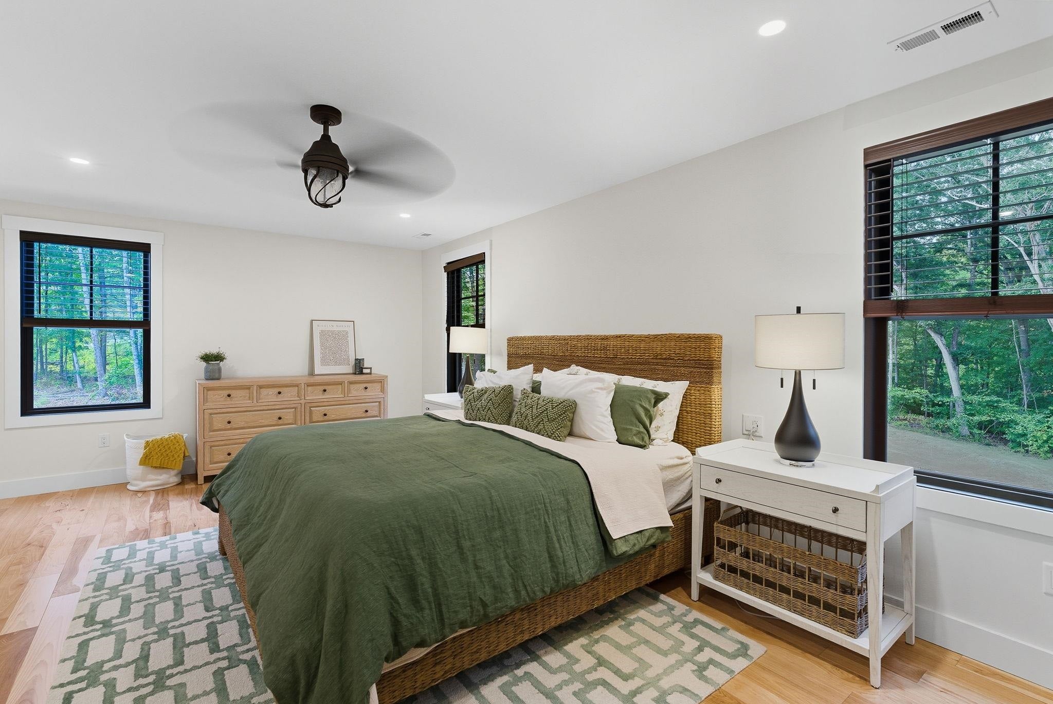 Hollis, New Hampshire, 03049, United States, 4 Bedrooms Bedrooms, ,3 BathroomsBathrooms,Residential,Active,1945249