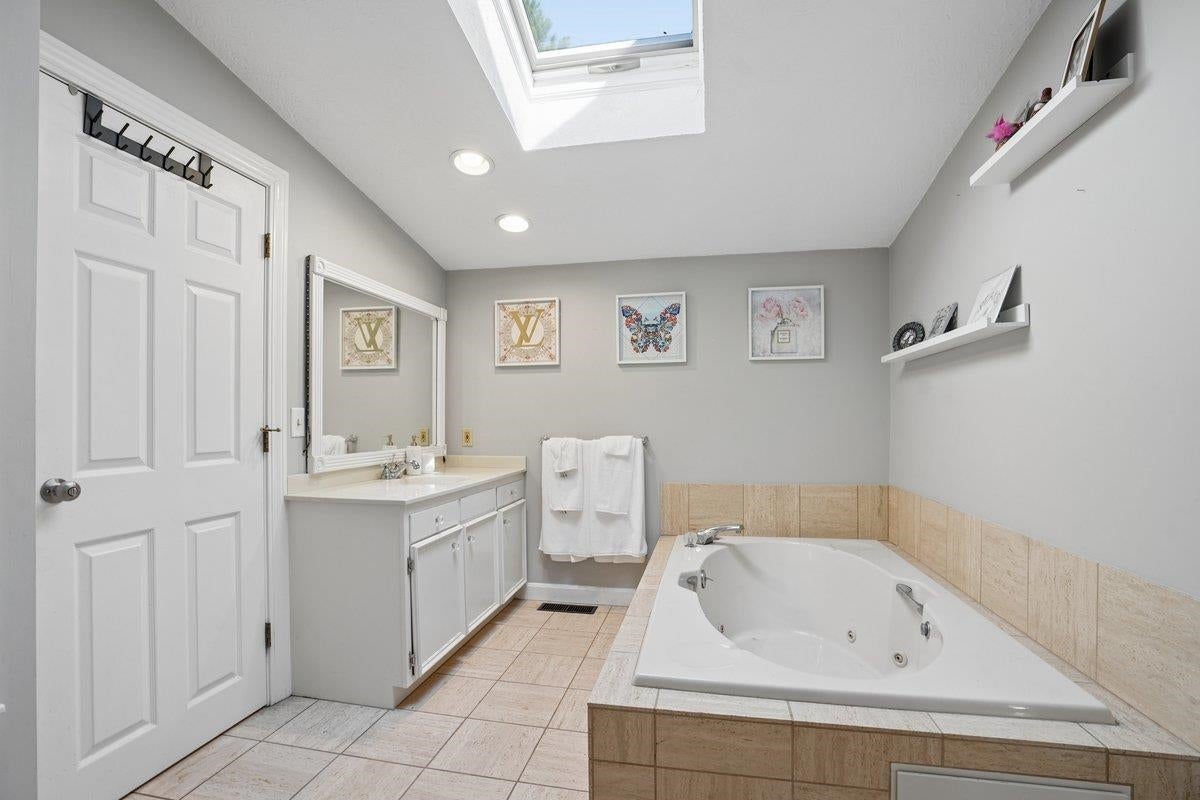 Bedford, New Hampshire, 03110, United States, 5 Bedrooms Bedrooms, ,6 BathroomsBathrooms,Residential,Pending,2051967