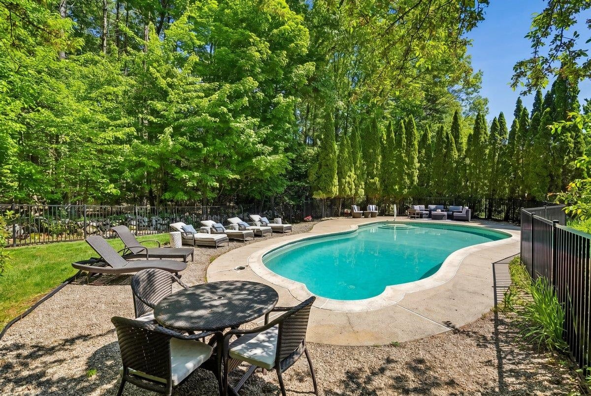 Bedford, New Hampshire, 03110, United States, 5 Bedrooms Bedrooms, ,6 BathroomsBathrooms,Residential,Pending,2051967