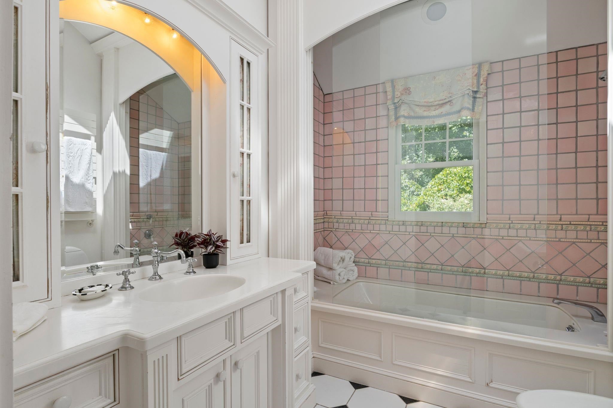 Hampton Falls, New Hampshire, 03844, United States, 4 Bedrooms Bedrooms, ,4 BathroomsBathrooms,Residential,Pending,2006809