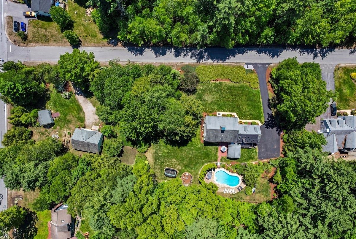 Bedford, New Hampshire, 03110, United States, 5 Bedrooms Bedrooms, ,6 BathroomsBathrooms,Residential,Pending,2051967