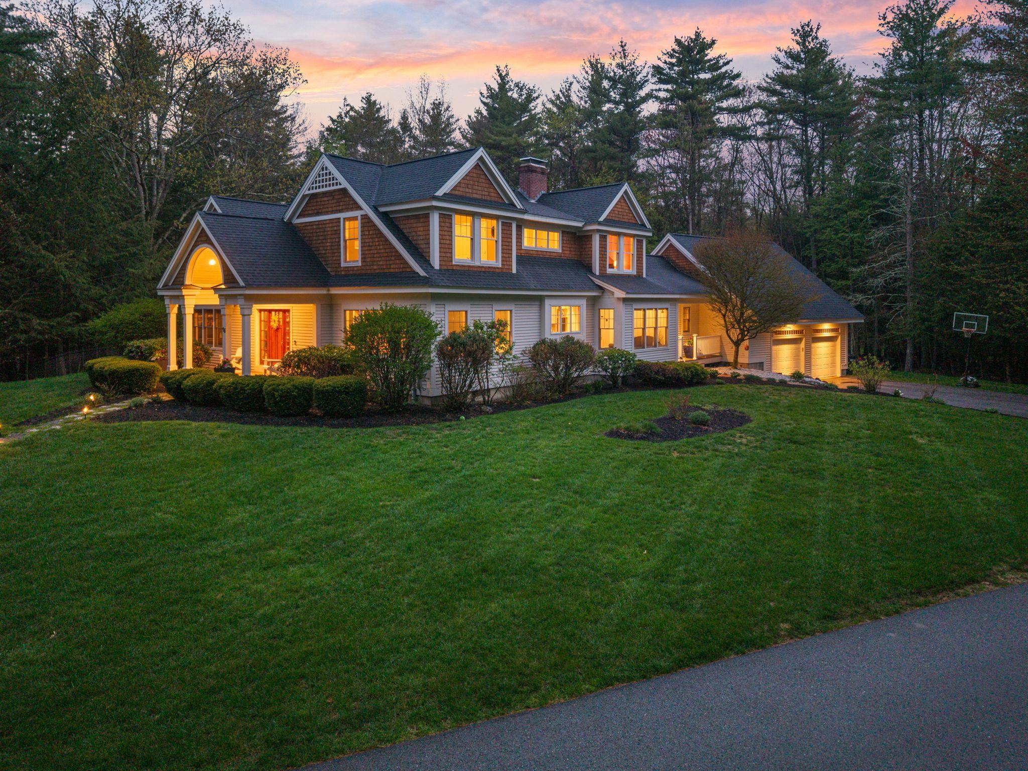 Stratham, New Hampshire, 03885, United States, 4 Bedrooms Bedrooms, ,4 BathroomsBathrooms,Residential,Active,2045550