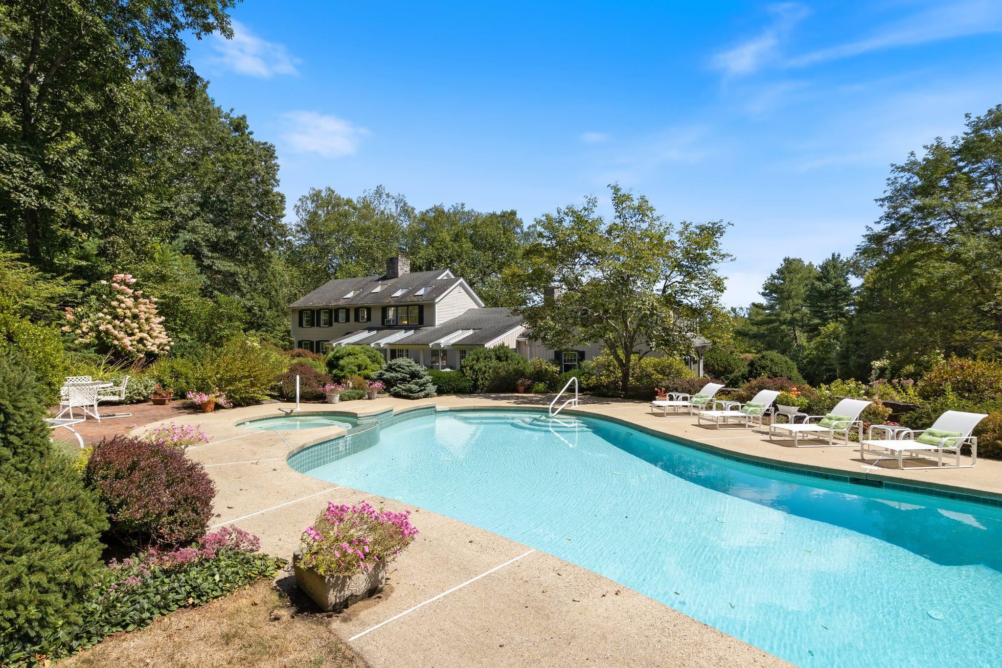 Hampton Falls, New Hampshire, 03844, United States, 4 Bedrooms Bedrooms, ,4 BathroomsBathrooms,Residential,Pending,2006809