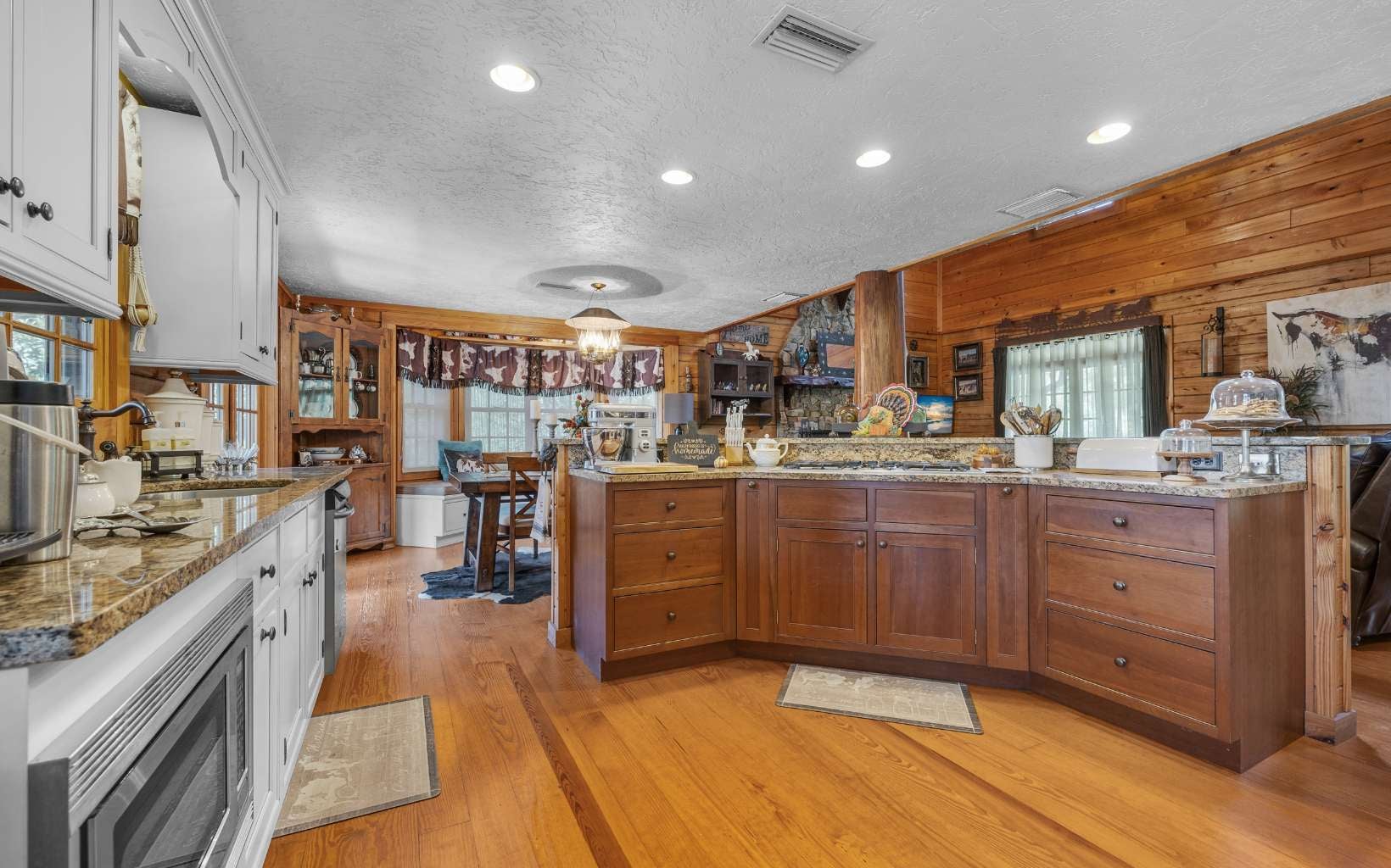 High Springs, Florida, 32643, United States, 5 Bedrooms Bedrooms, ,4 BathroomsBathrooms,Residential,Active,1926900