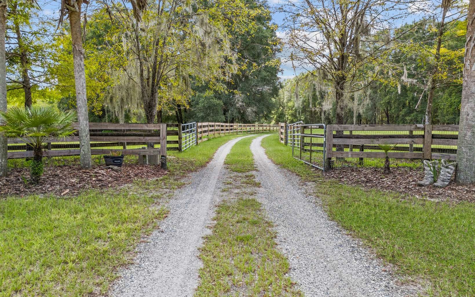 High Springs, Florida, 32643, United States, 5 Bedrooms Bedrooms, ,4 BathroomsBathrooms,Residential,Active,1926900