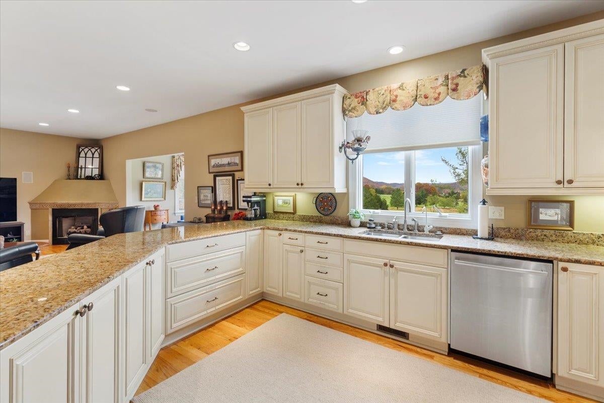 Blacksburg, Virginia, 24060, United States, 4 Bedrooms Bedrooms, ,4 BathroomsBathrooms,Residential,Active,1972134