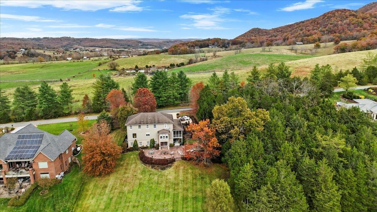 Blacksburg, Virginia, 24060, United States, 4 Bedrooms Bedrooms, ,4 BathroomsBathrooms,Residential,Active,1972134