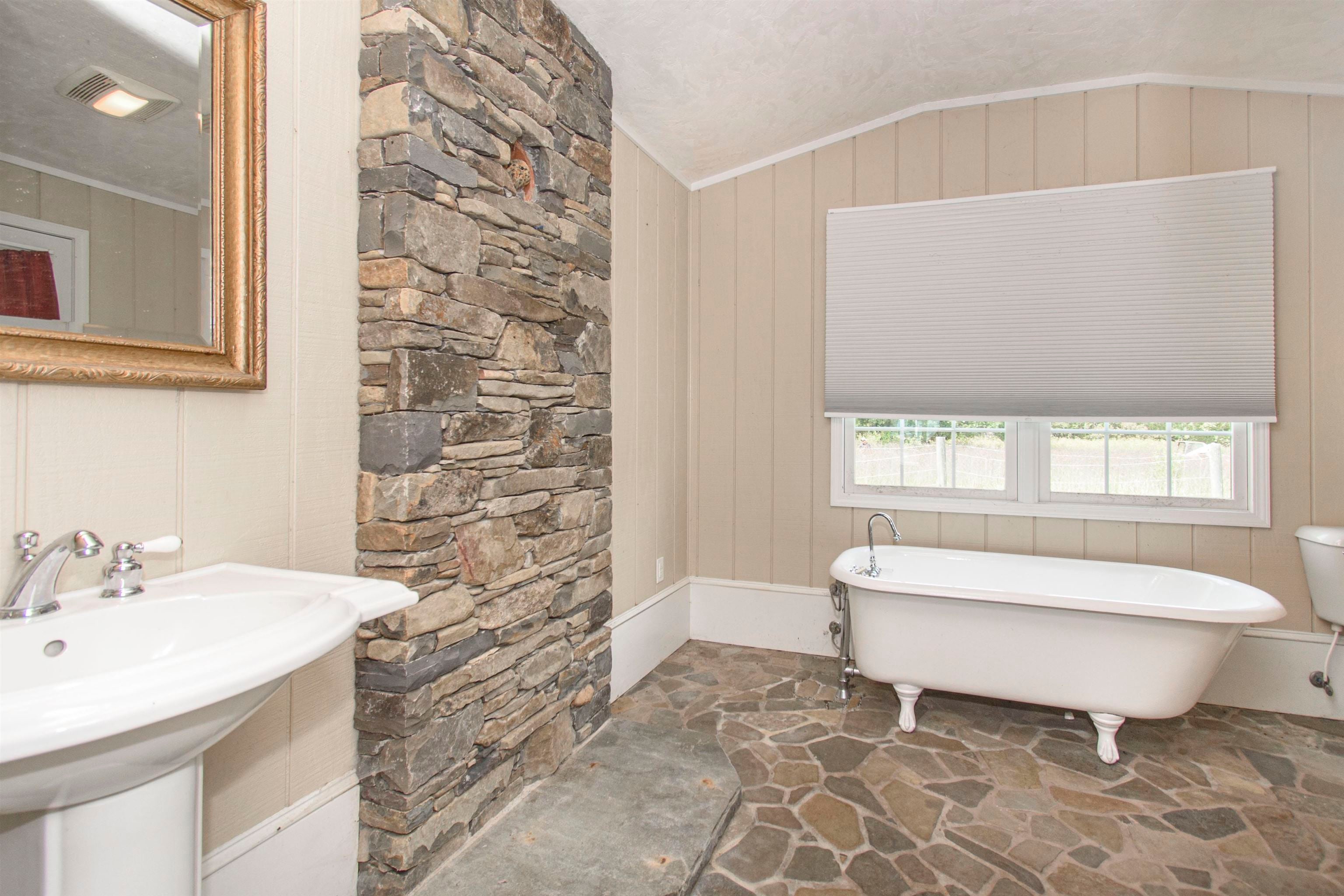 Catawba, Virginia, 24070, United States, 7 Bedrooms Bedrooms, ,6 BathroomsBathrooms,Residential,Active,1945210