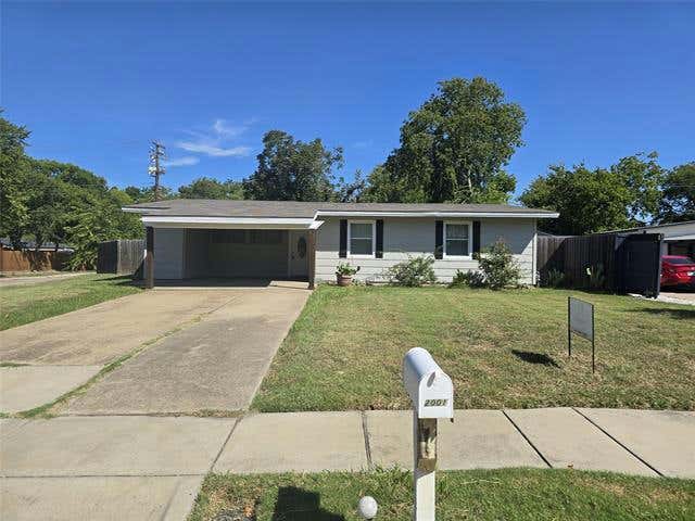 2001 SKYLARK DR, ARLINGTON, TX 76010, photo 1 of 10