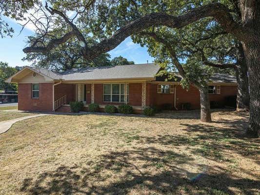 900 LOWRIE ST, BOWIE, TX 76230 - Image 1