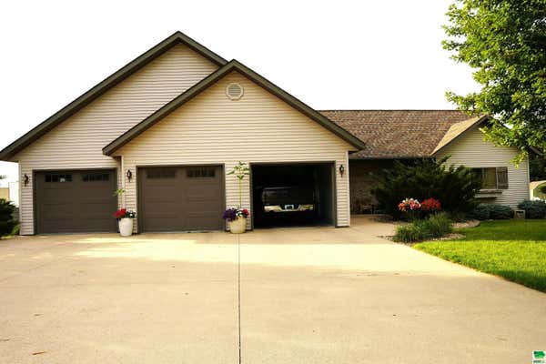 152 10TH STREET CIR NE, SIOUX CENTER, IA 51250 - Image 1