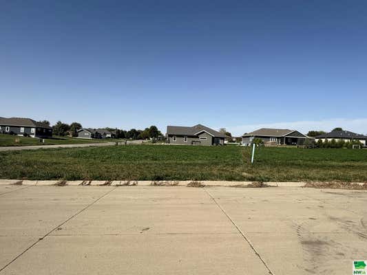 860 11TH ST SE, SIOUX CENTER, IA 51250 - Image 1