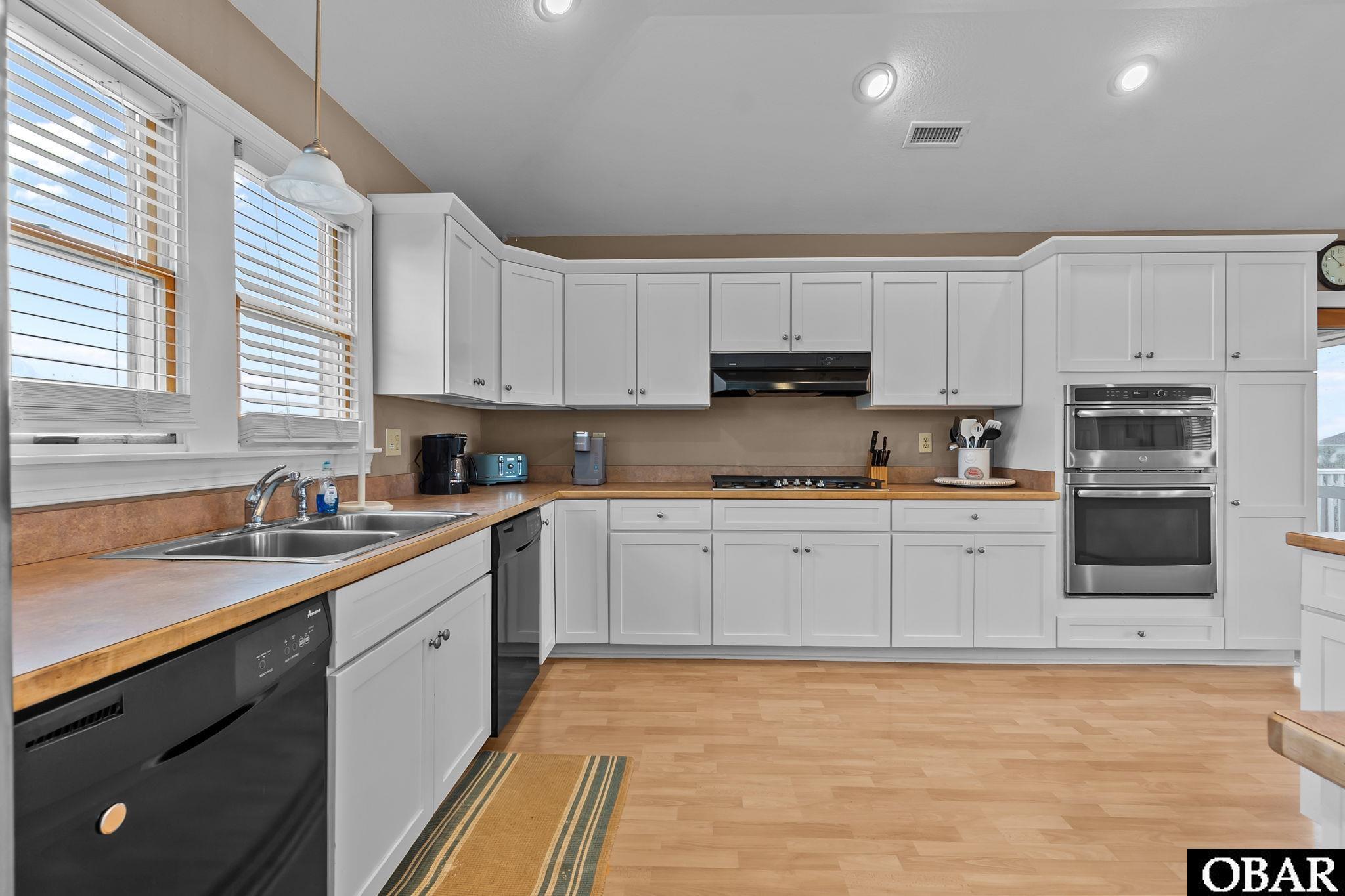 Corolla, North Carolina, 27927, United States, 6 Bedrooms Bedrooms, ,6 BathroomsBathrooms,Residential,Active,1944104