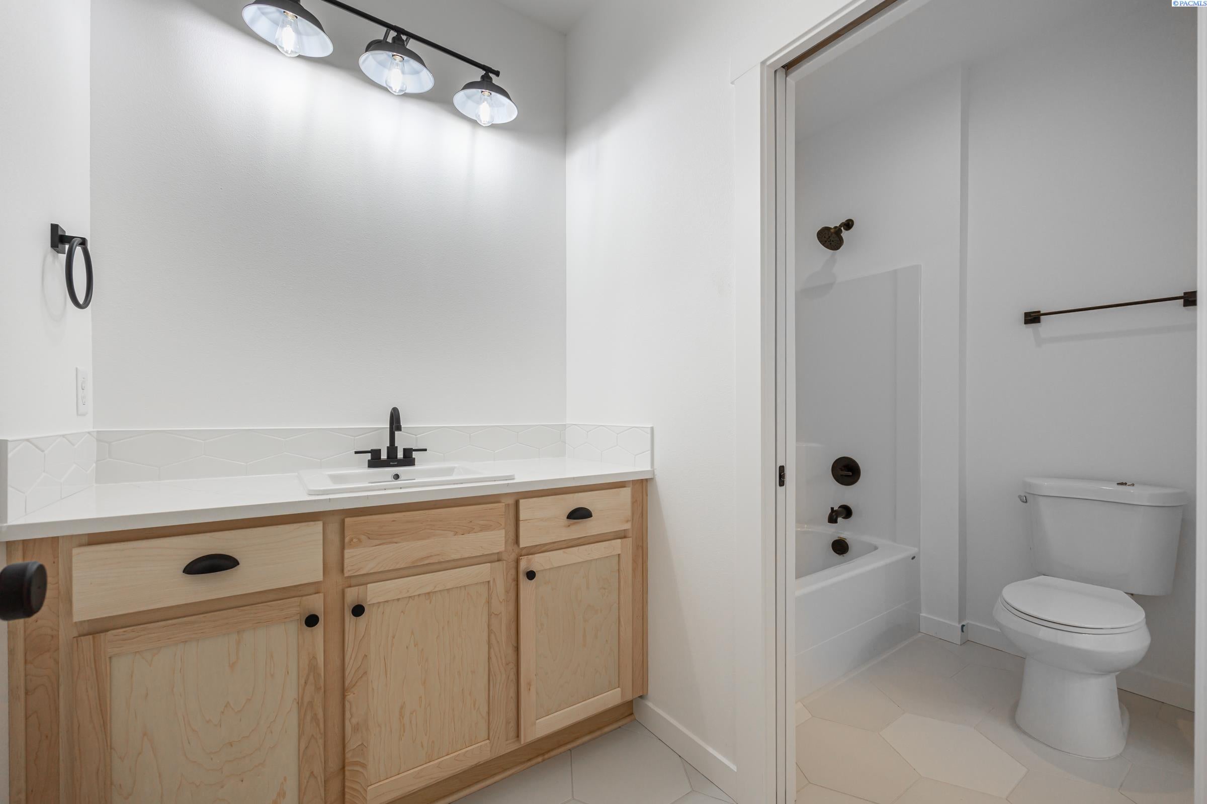 Kennewick, Washington, 99338, United States, 4 Bedrooms Bedrooms, ,3 BathroomsBathrooms,Residential,Active,1996281