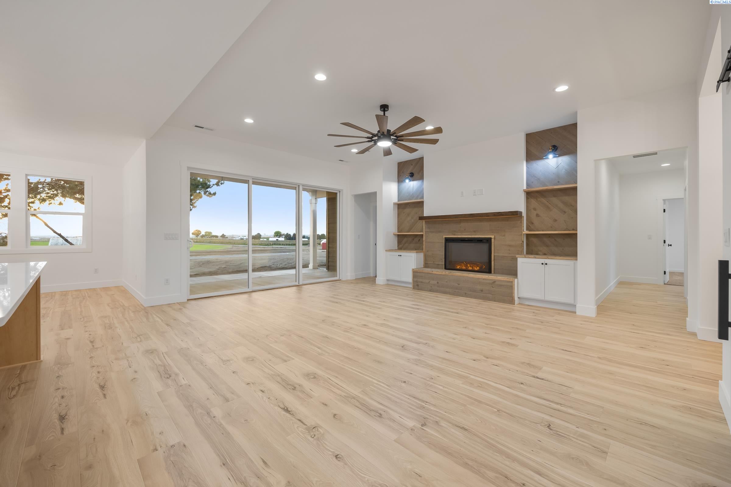 Kennewick, Washington, 99338, United States, 4 Bedrooms Bedrooms, ,3 BathroomsBathrooms,Residential,Active,1996281