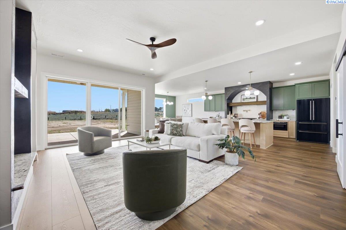 Kennewick, Washington, 99338, United States, 4 Bedrooms Bedrooms, ,3 BathroomsBathrooms,Residential,Active,1996281