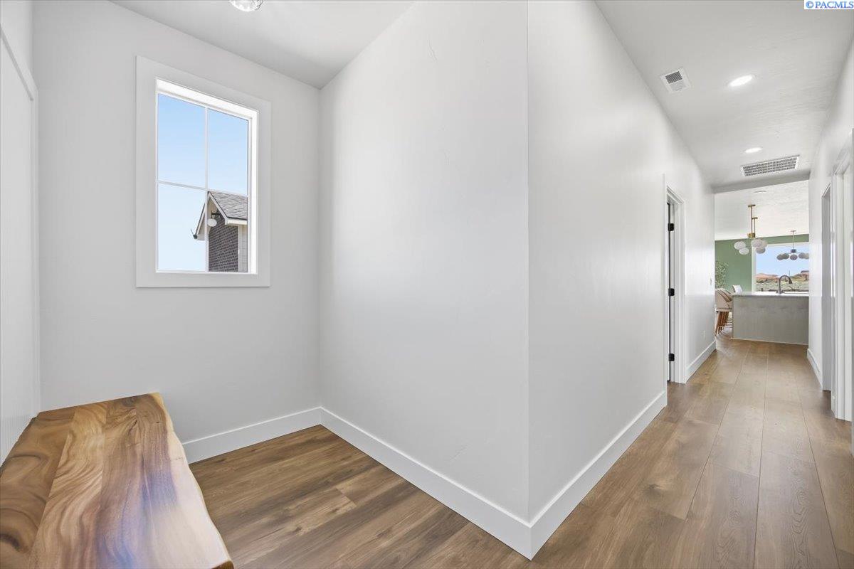 Kennewick, Washington, 99338, United States, 4 Bedrooms Bedrooms, ,3 BathroomsBathrooms,Residential,Active,1996281
