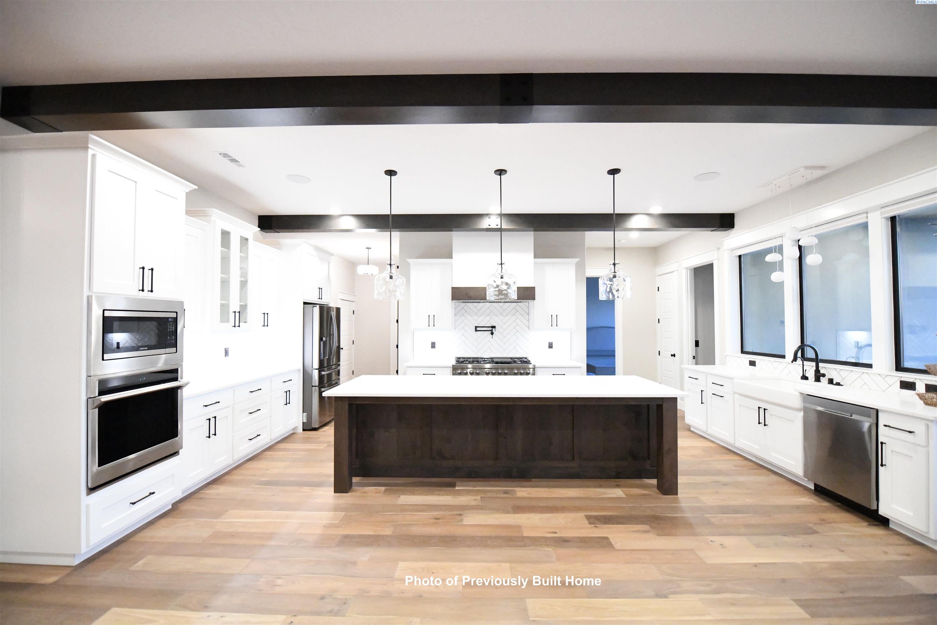 Pasco, Washington, 99301, United States, 4 Bedrooms Bedrooms, ,3 BathroomsBathrooms,Residential,Active,1969674