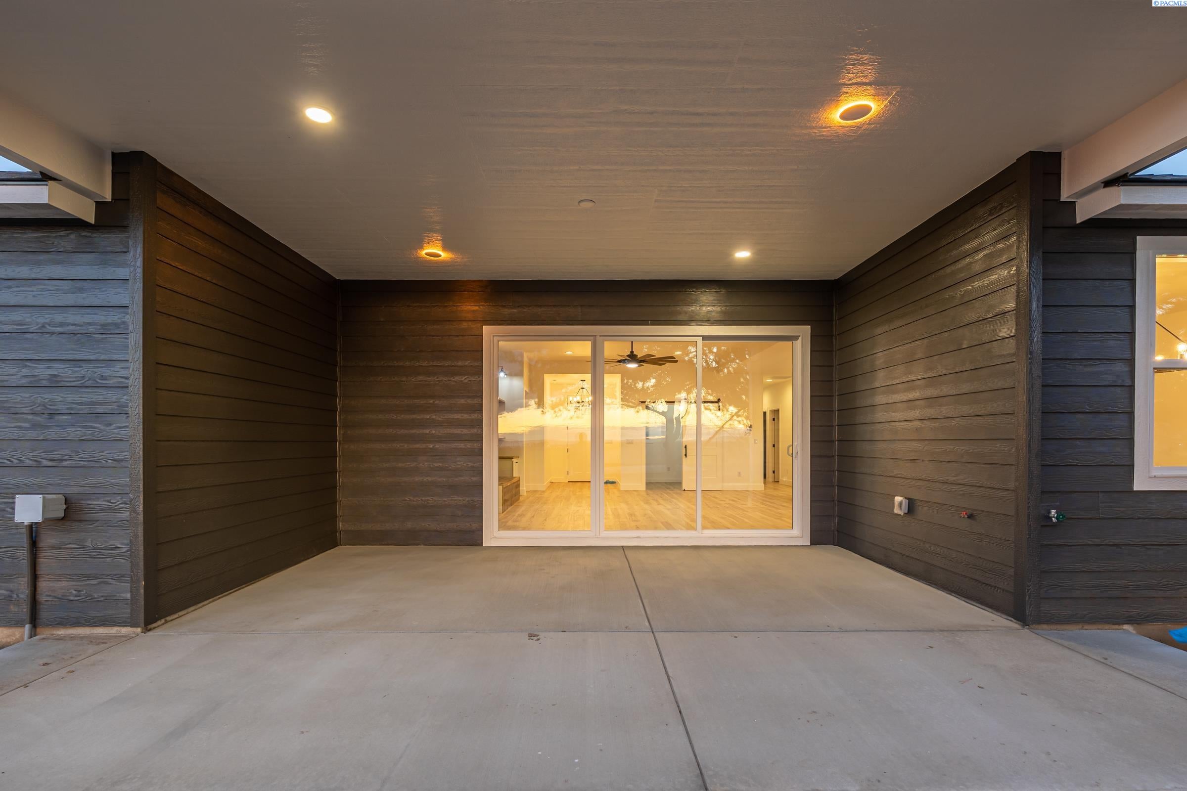 Kennewick, Washington, 99338, United States, 4 Bedrooms Bedrooms, ,3 BathroomsBathrooms,Residential,Active,1996281