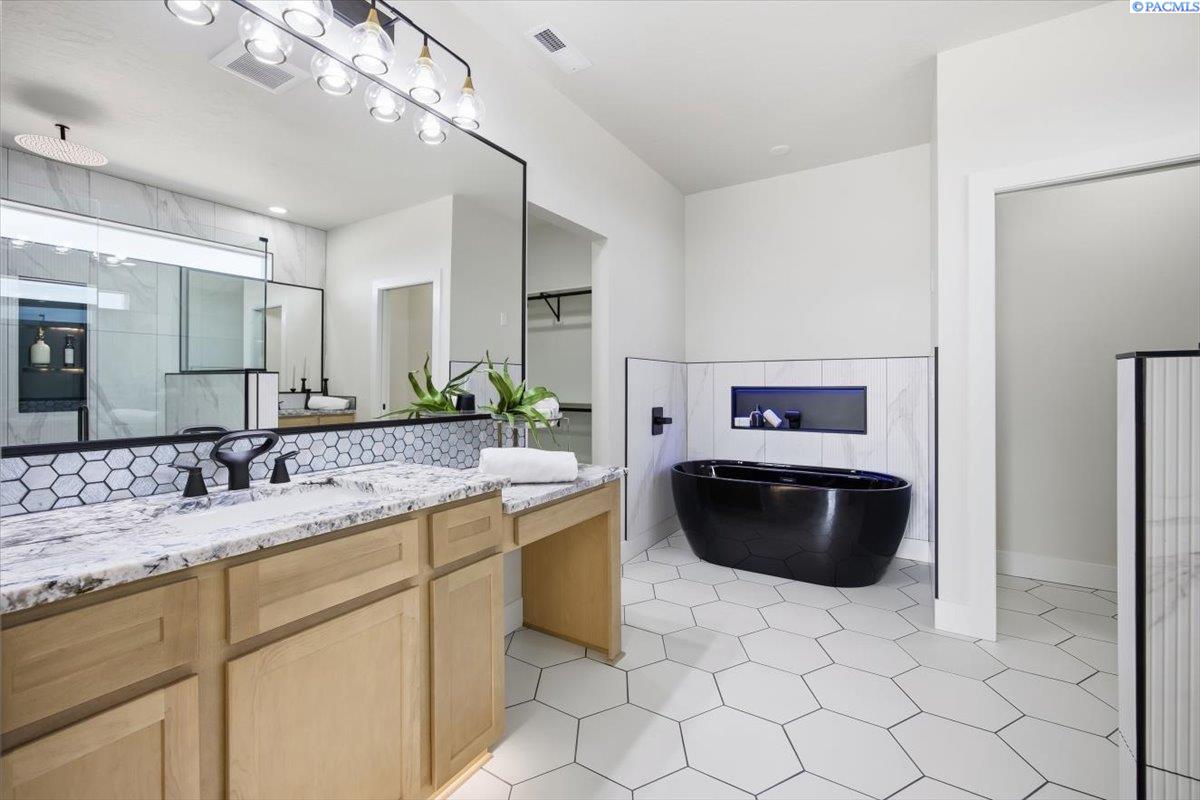 Kennewick, Washington, 99338, United States, 4 Bedrooms Bedrooms, ,3 BathroomsBathrooms,Residential,Active,1996281