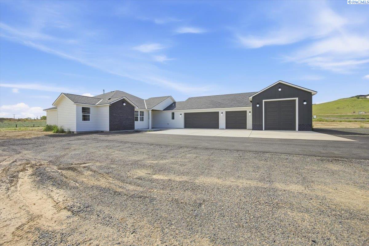 Kennewick, Washington, 99338, United States, 4 Bedrooms Bedrooms, ,3 BathroomsBathrooms,Residential,Active,1996281