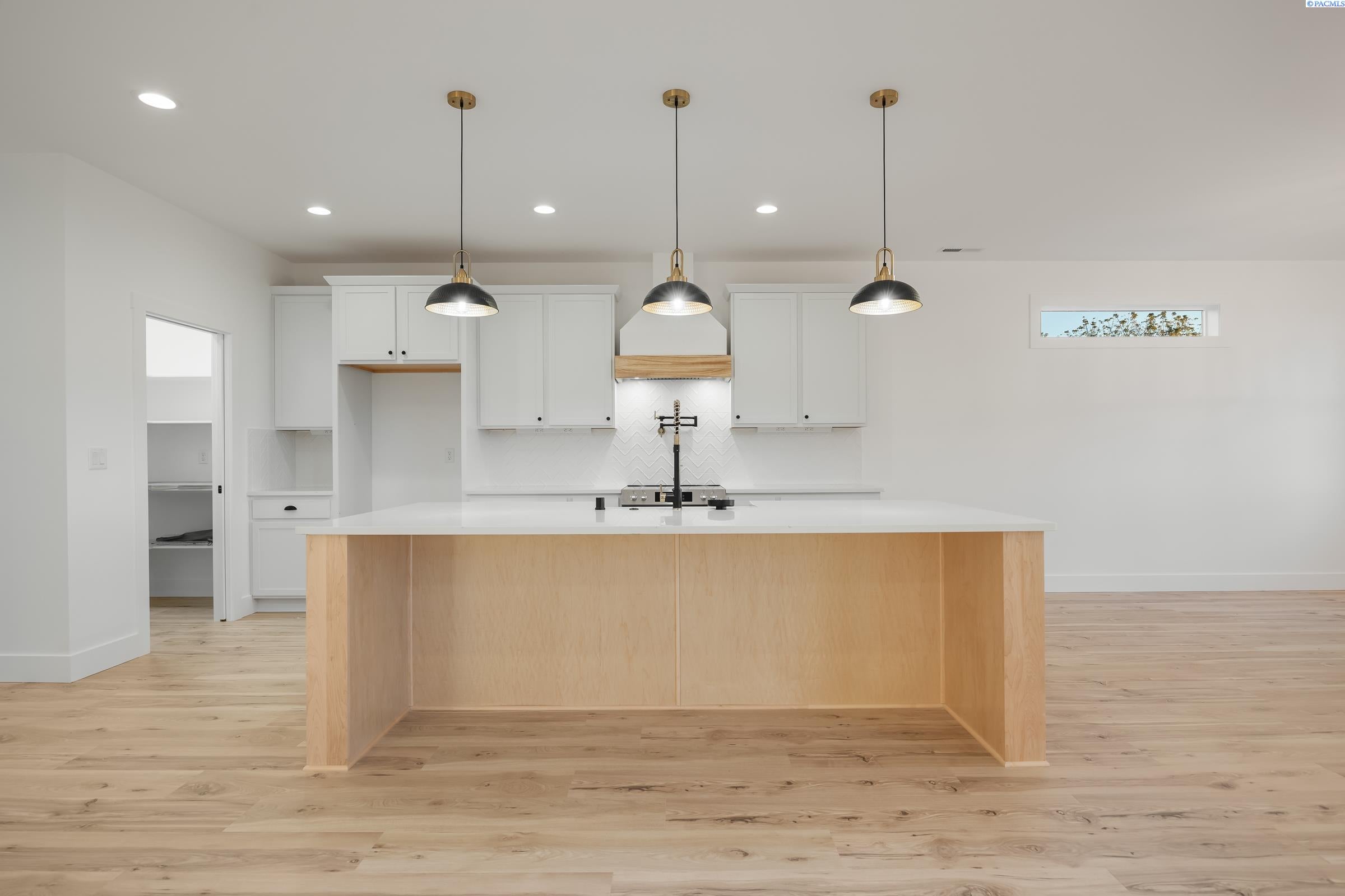 Kennewick, Washington, 99338, United States, 4 Bedrooms Bedrooms, ,3 BathroomsBathrooms,Residential,Active,1996281