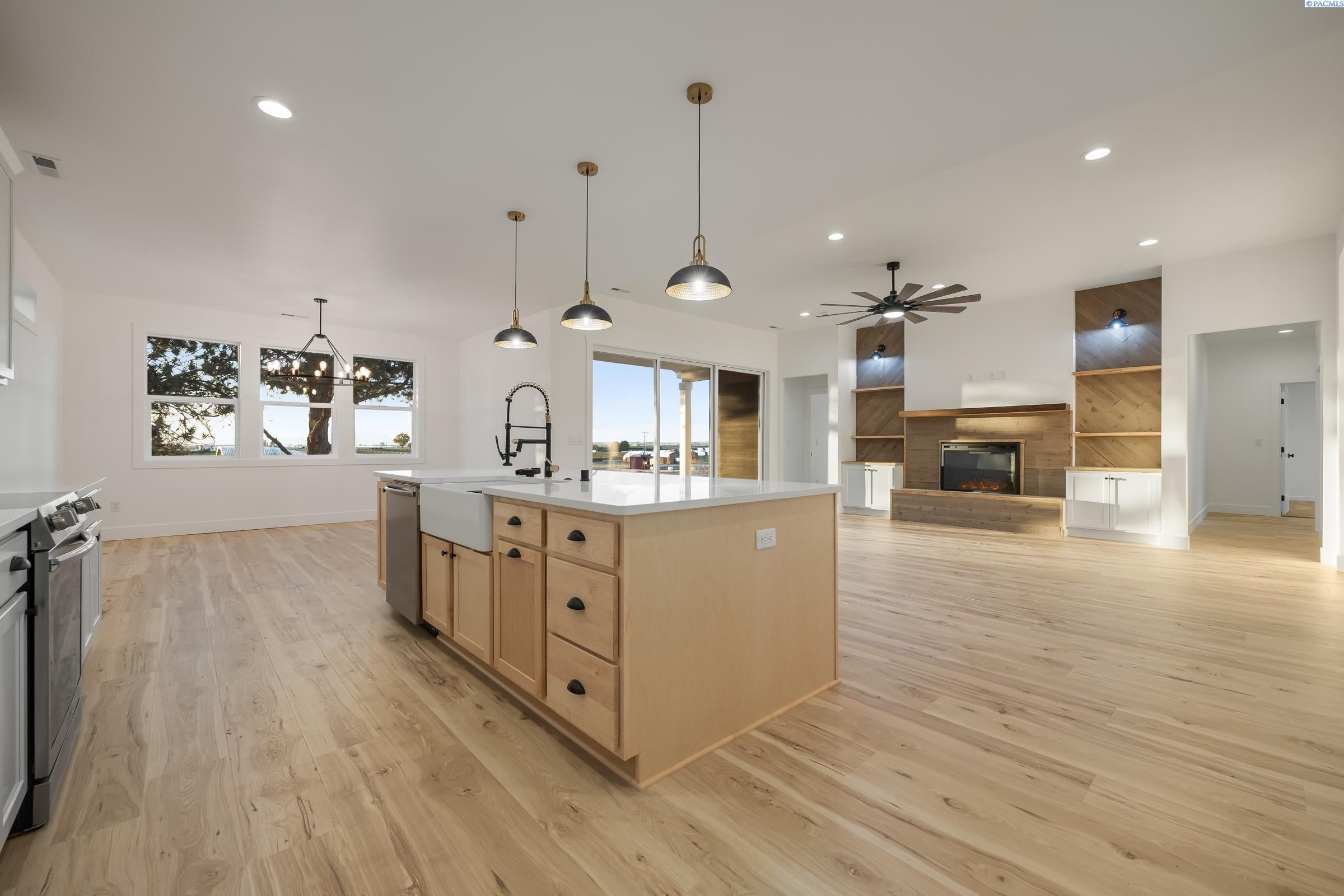 Kennewick, Washington, 99338, United States, 4 Bedrooms Bedrooms, ,3 BathroomsBathrooms,Residential,Active,1996281