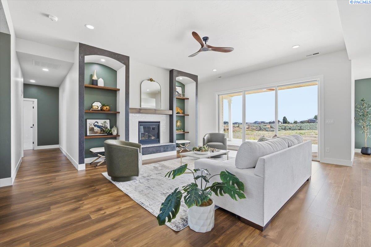 Kennewick, Washington, 99338, United States, 4 Bedrooms Bedrooms, ,3 BathroomsBathrooms,Residential,Active,1996281
