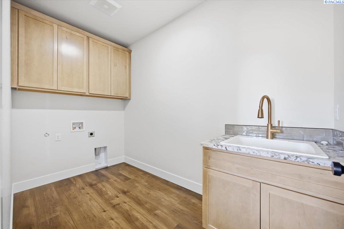 Kennewick, Washington, 99338, United States, 4 Bedrooms Bedrooms, ,3 BathroomsBathrooms,Residential,Active,1996281