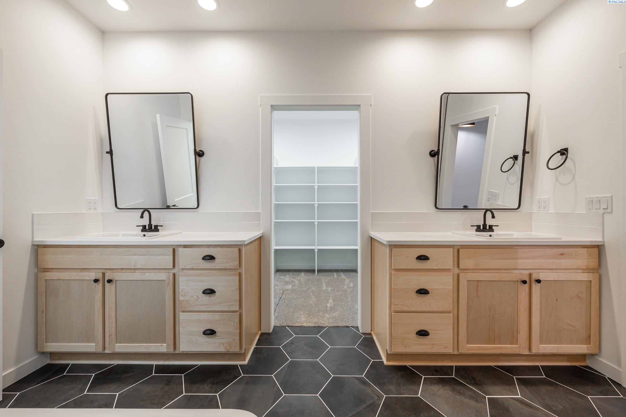 Kennewick, Washington, 99338, United States, 4 Bedrooms Bedrooms, ,3 BathroomsBathrooms,Residential,Active,1996281