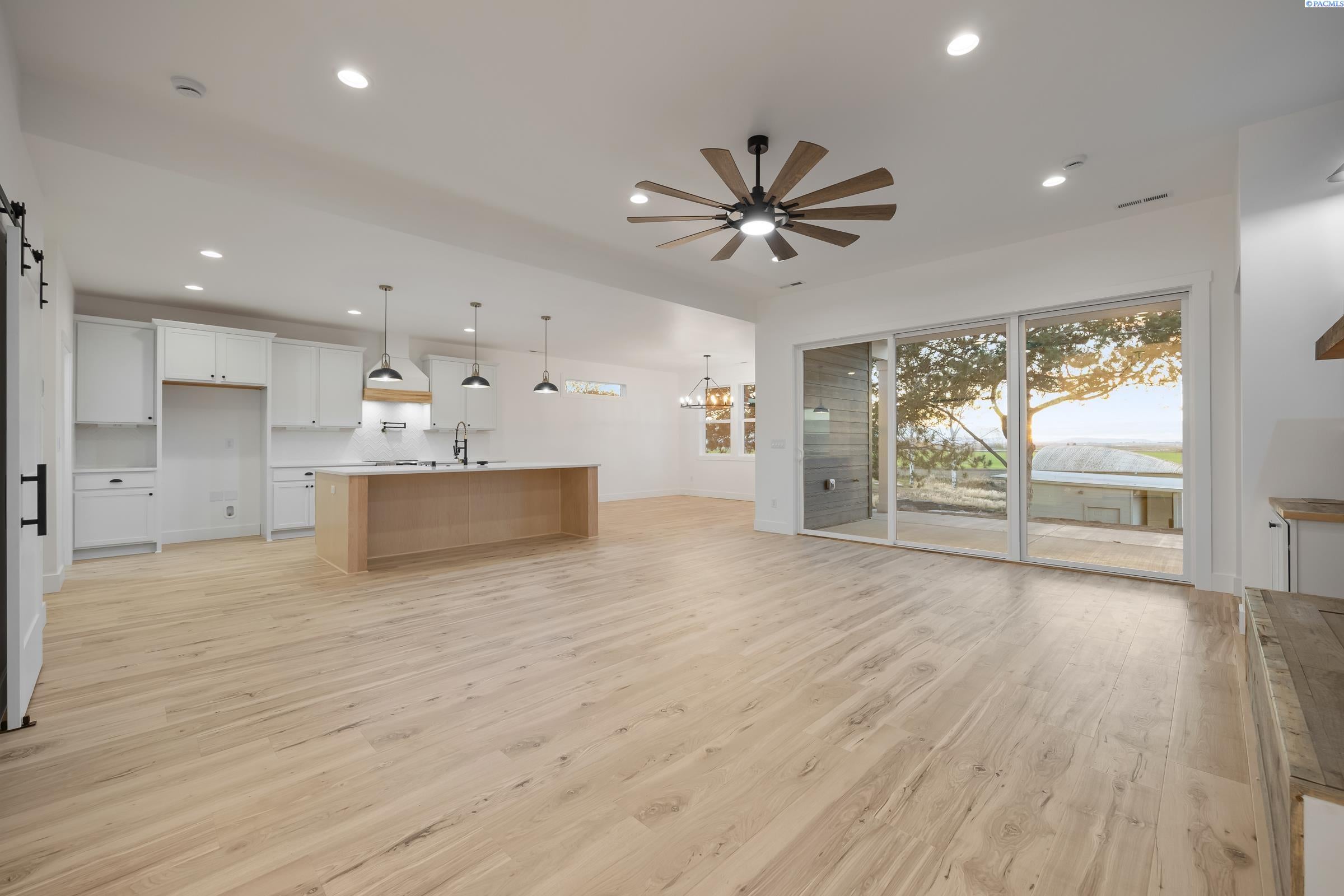 Kennewick, Washington, 99338, United States, 4 Bedrooms Bedrooms, ,3 BathroomsBathrooms,Residential,Active,1996281