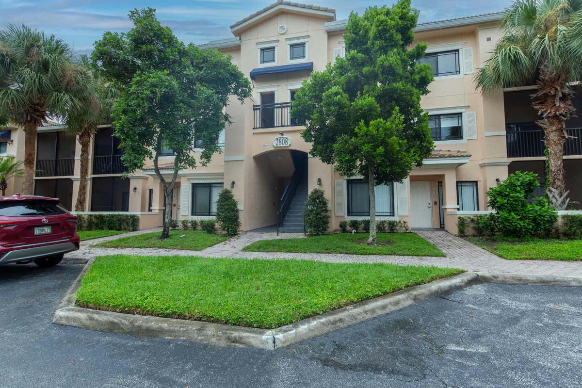 2808 AMALEI DR APT 202, PALM BEACH GARDENS, FL 33410, photo 1 of 25